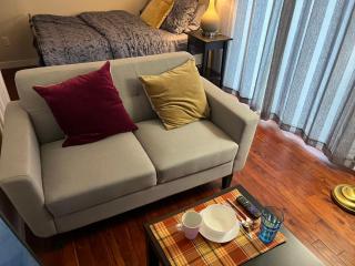 Lily room near golf and banff costco newly renovated queen size bed Single bathroom sofa TV - Calgary - 3