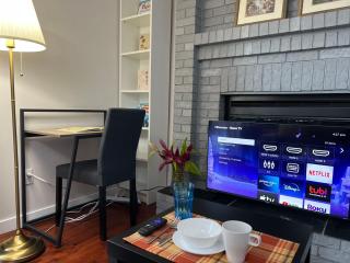 Lily room near golf and banff costco newly renovated queen size bed Single bathroom sofa TV - Calgary - 4