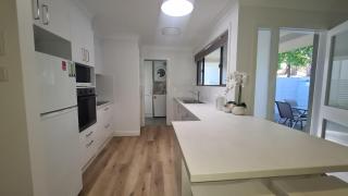 Stay At Raffertys Resort - Swansea - 8