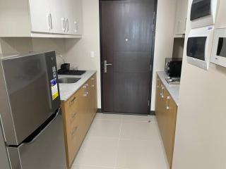 Modern & Sleek 1 BR Uptown Parksuites - Manila - 5