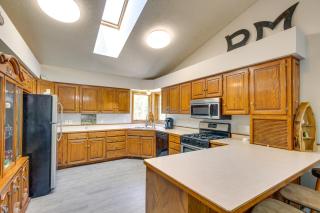 2 Mi to Cedar Lake Quiet Home with Fire Pit and Deck - 2