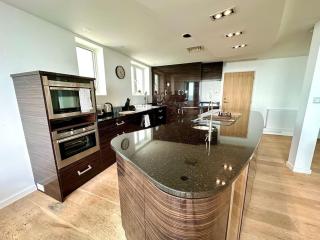 Stunning Panoramic Sea View Beach Location - Sleeps up to 4 People - Free Parking - The Best Beach! - Great Location - Fast WiFi - Smart TV - Newly decorated - sleeps up to 4! Close to Bournemouth & Poole Town Centre & Sandbanks - 5