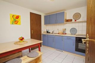 zentral aber ruhig, Terrasse mit viel Grün - strandnahes Ferienhaus Luki - Göhren - 4