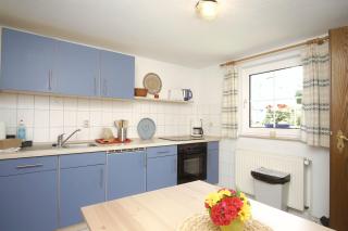 zentral aber ruhig, Terrasse mit viel Grün - strandnahes Ferienhaus Luki - Göhren - 3