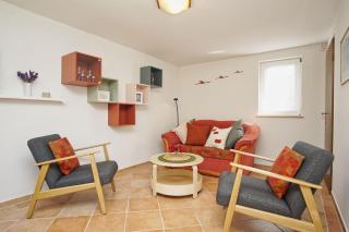 zentral aber ruhig, Terrasse mit viel Grün - strandnahes Ferienhaus Luki - Göhren - 6