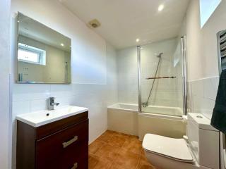 Incredible Panoramic Sea View 2 bedroom Sleeps 4 People! - Free Parking - The Best Beach! - Great Location - Fast WiFi - Smart TV - Newly decorated - sleeps up to 3! Close to Bournemouth & Poole Town Centre & Sandbanks - Bournemouth - 3