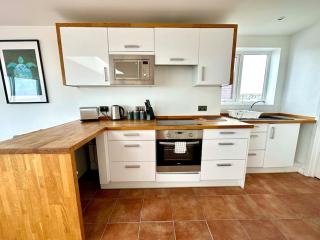 Incredible Panoramic Sea View 2 bedroom Sleeps 4 People! - Free Parking - The Best Beach! - Great Location - Fast WiFi - Smart TV - Newly decorated - sleeps up to 3! Close to Bournemouth & Poole Town Centre & Sandbanks - Bournemouth - 8