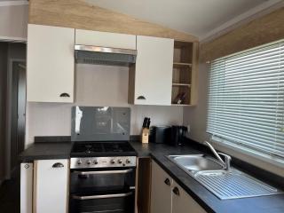 Lovely 6 Berth Caravan At Caldecott Hall Country Park, Norfolk Ref 91010C - 7