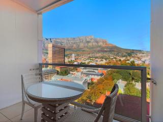 Taj Residence suite 1408 - double deluxe suite with lounge for 4 guests - stunning Table Mtn views - 4