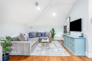 Patio Porches and Parking - 2 Blocks to King - 8