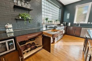 Spacious Luxury Retreat 8 Bed Oasis with 6 Baths - Chicago - 2