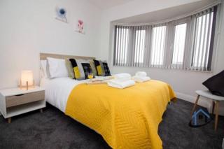 Wheatley Casa, Nr Racecourse 3 bed, driveway - 7