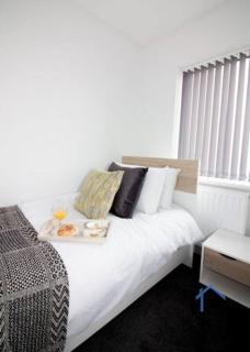 Wheatley Casa, Nr Racecourse 3 bed, driveway - 6