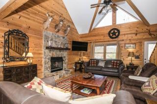 3-Story Private Cabin with Hot Tub and Fire Pit - Hiawassee - 0