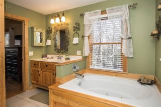 3-Story Private Cabin with Hot Tub and Fire Pit - Hiawassee - 4