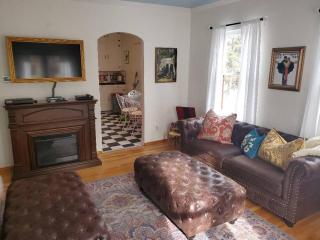 PRIVATE HOME Walk to Downtown CHERRY BLOSSOM COTTAGE Hot Tub SLEEPS UP TO 6 GUESTS - Prescott - 2