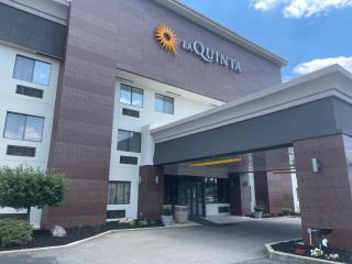 La Quinta Inn and Suites by Wyndham Cincinnati North - Springdale - 0
