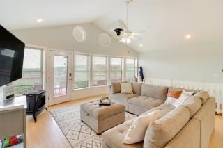 Spacious Yellville Retreat with Deck and Balcony - Yellville - 8