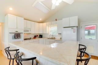 Spacious Yellville Retreat with Deck and Balcony - Yellville - 3
