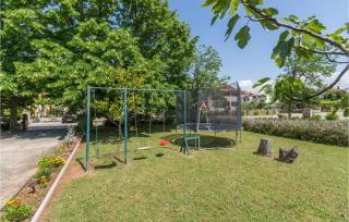 Gorgeous Apartment In Umag With Wifi - 2