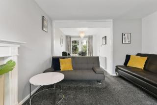 Superb 3 bed house, homely comforts close to supermarkets, with private parking on gated premise - 4