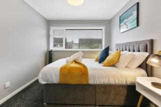 Superb 3 bed house, homely comforts close to supermarkets, with private parking on gated premise - 3