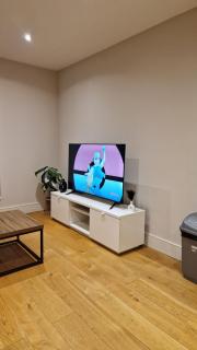 London City Apartment - Ealing - 6