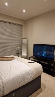 London City Apartment - Ealing - 7