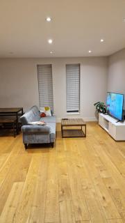 London City Apartment - Ealing - 0