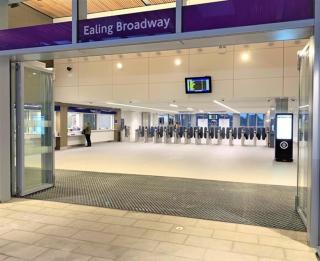 London City Apartment - Ealing - 1