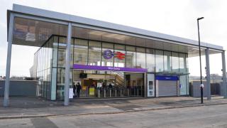 London City Apartment - Ealing - 5
