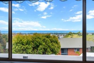 Sunset Retreat with Water Views - Lakes Entrance - 8