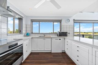 Sunset Retreat with Water Views - Lakes Entrance - 6