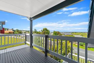 Sunset Retreat with Water Views - Lakes Entrance - 4
