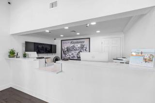 Super 8 by Wyndham Kissimmee-Orlando - Orlando - 1