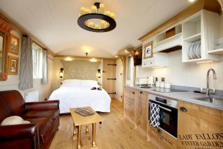 Hornington Manor Luxury Shepherd Huts - 7