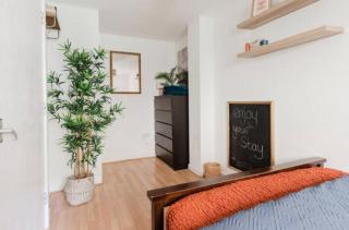 Private double room & private bathroom in our home - 7