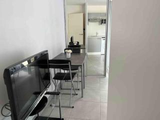Beautiful flat with sunny balcony in heart of Nice Le Port - 4