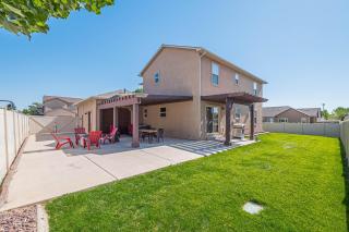 Juniper I Large Cozy Home, Jetted Tub, Covered Deck, Snuggle Couches Smart Tv - 8