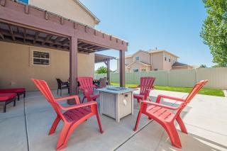 Juniper I Large Cozy Home, Jetted Tub, Covered Deck, Snuggle Couches Smart Tv - 7