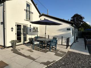 Finwood Green Farm Holiday Cottages-The Calf Shed and The Milk Parlour - Henley-in-Arden - 7