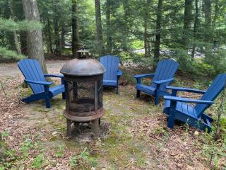 Chalet Retreat w/ Hot Tub, Short Walk to Lake & Pool - 5