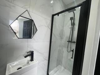 4 bed 4 bath House with Free Parking, 5 Mins to LFC and 15 Mins to City Centre - 2