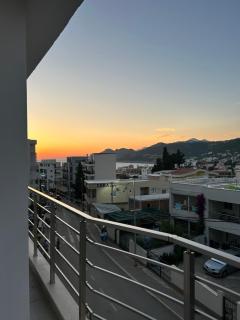 White Pearl Apartments - Bar - 9