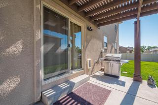 Juniper I Large Cozy Home, Jetted Tub, Covered Deck, Snuggle Couches Smart Tv - 3