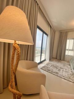 The Pearl Villa - Swimming Pool with Sea and Mountain view - Al Dana Island Fujaira - Fujaira - 3