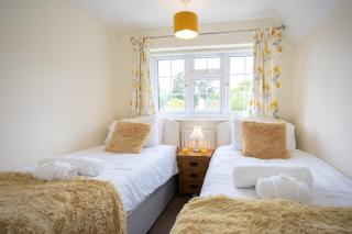 Spacious family cottage with private garden and forest walks - 1