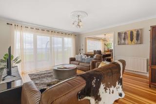 Lakefront Getaway in Rotorua - 5