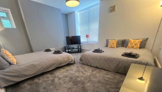 Spacious ground floor suite comfortably sleeps up to eight - 4