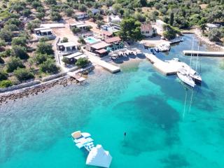 Beach house Danica - resort & tavern BAIN, free transport, pool, Island of Žut - Kornati - Pristanišće - 4